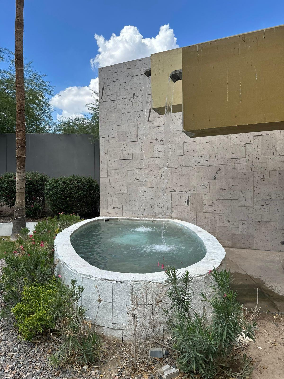 Fuente junto a las regaderas y baños de la alberca