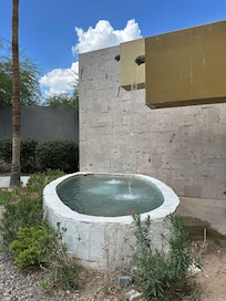 Fuente junto a las regaderas y baños de la alberca