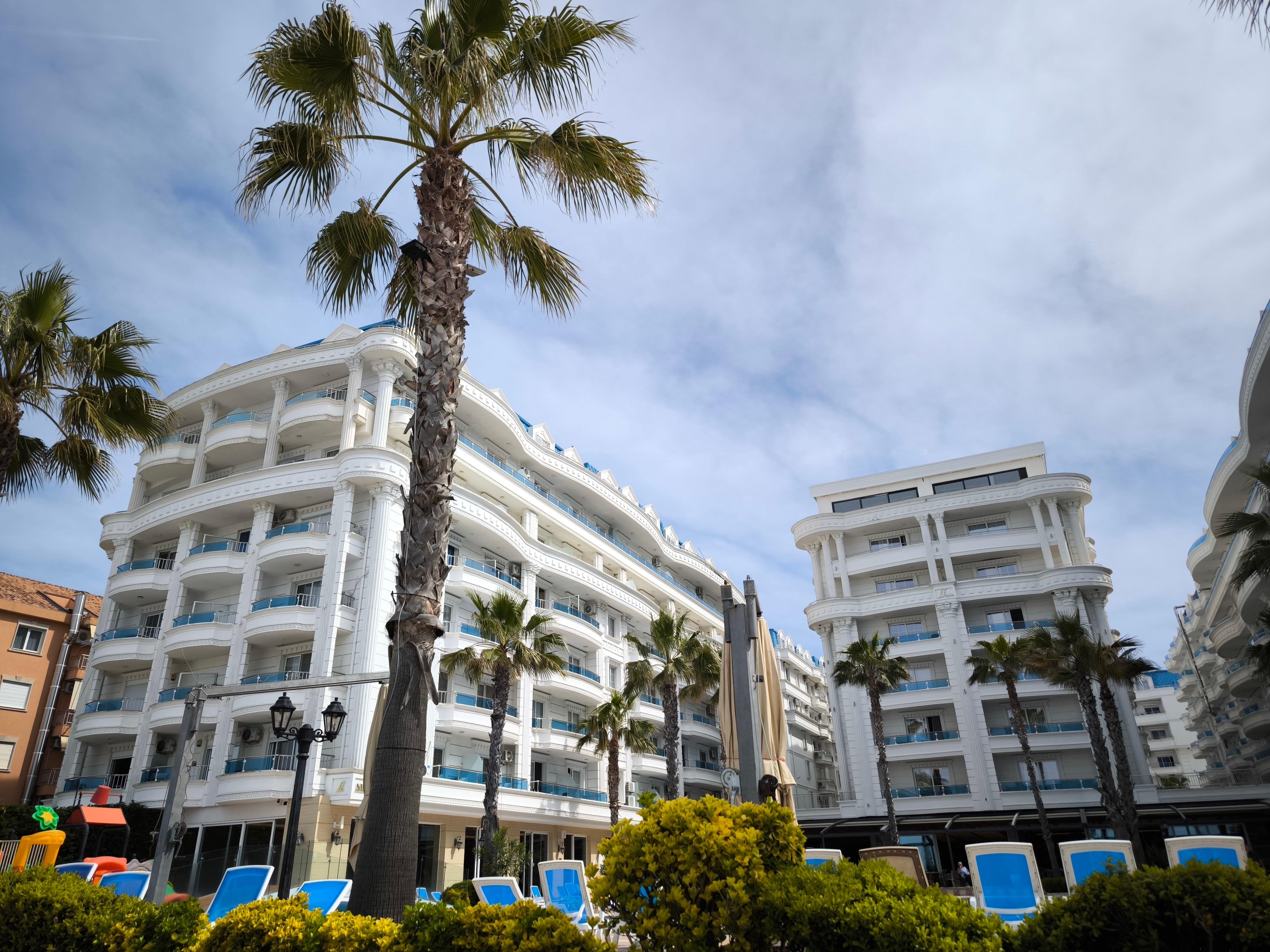 Vue depuis le bord de mer (jour).