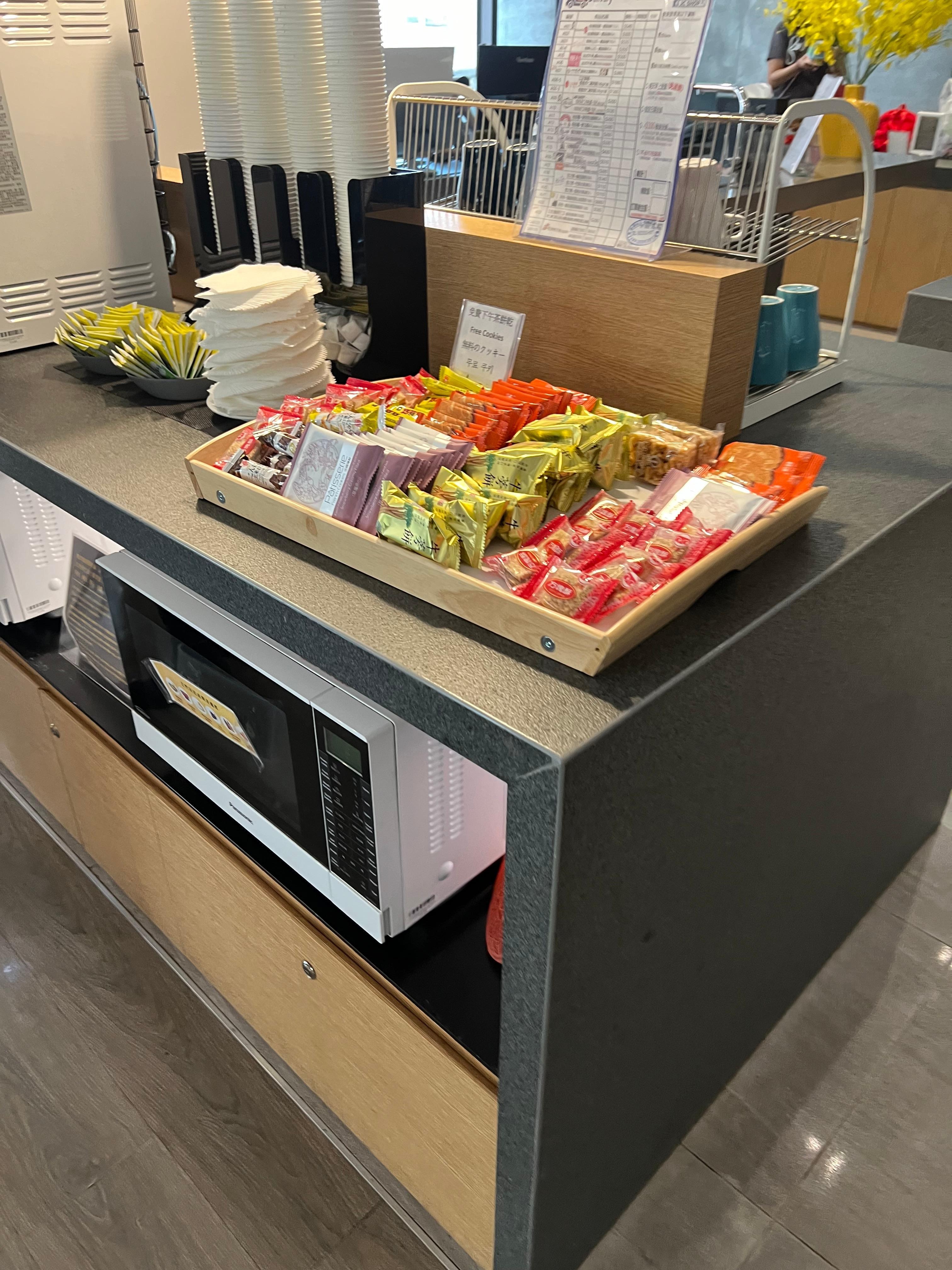 お菓子も無料でいただけます。