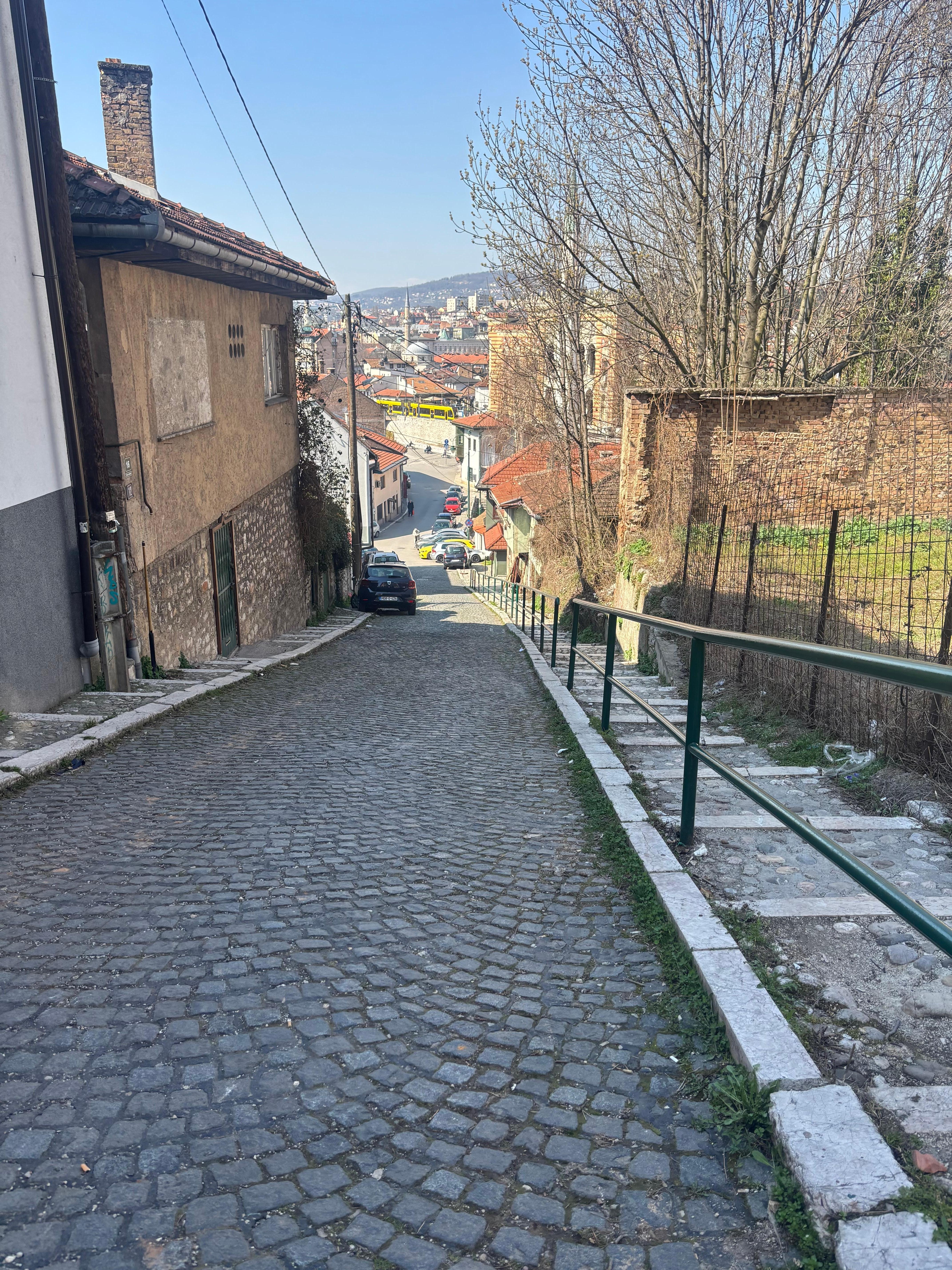 宿に行くために最寄りのバス停から坂道を登ります。