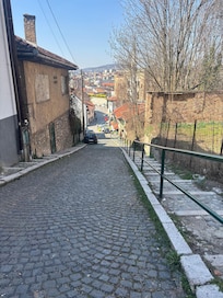 宿に行くために最寄りのバス停から坂道を登ります。