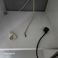 Prise électrique fil dangereux sur la table