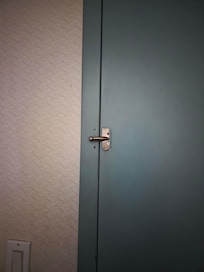 No lock on door