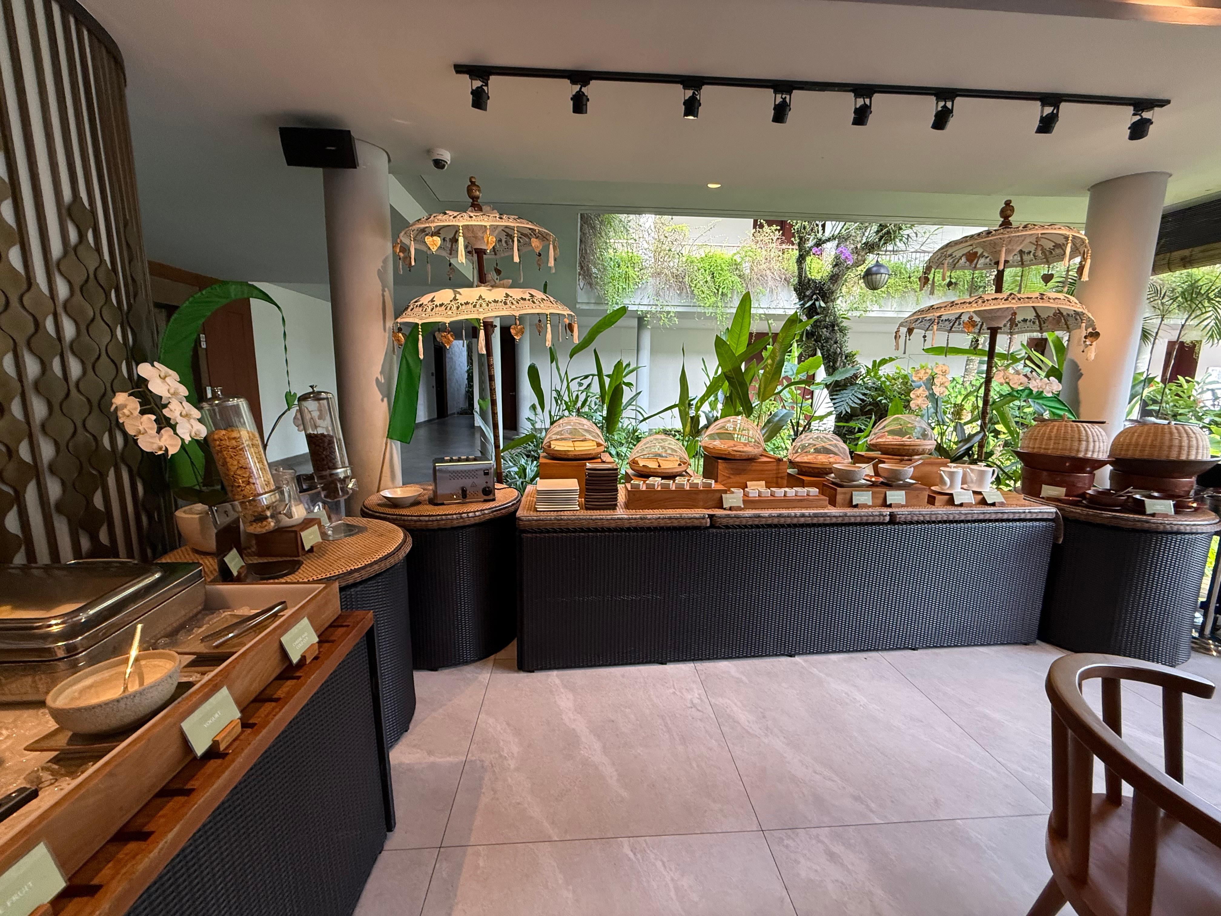 Buffet breakfast with a la carte menu was phenomenal! Everyday fresh fruits and pastries, plus a menu to order off from.