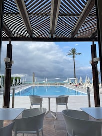 Blick vom Frühstück auf den Pool zur Meerseite