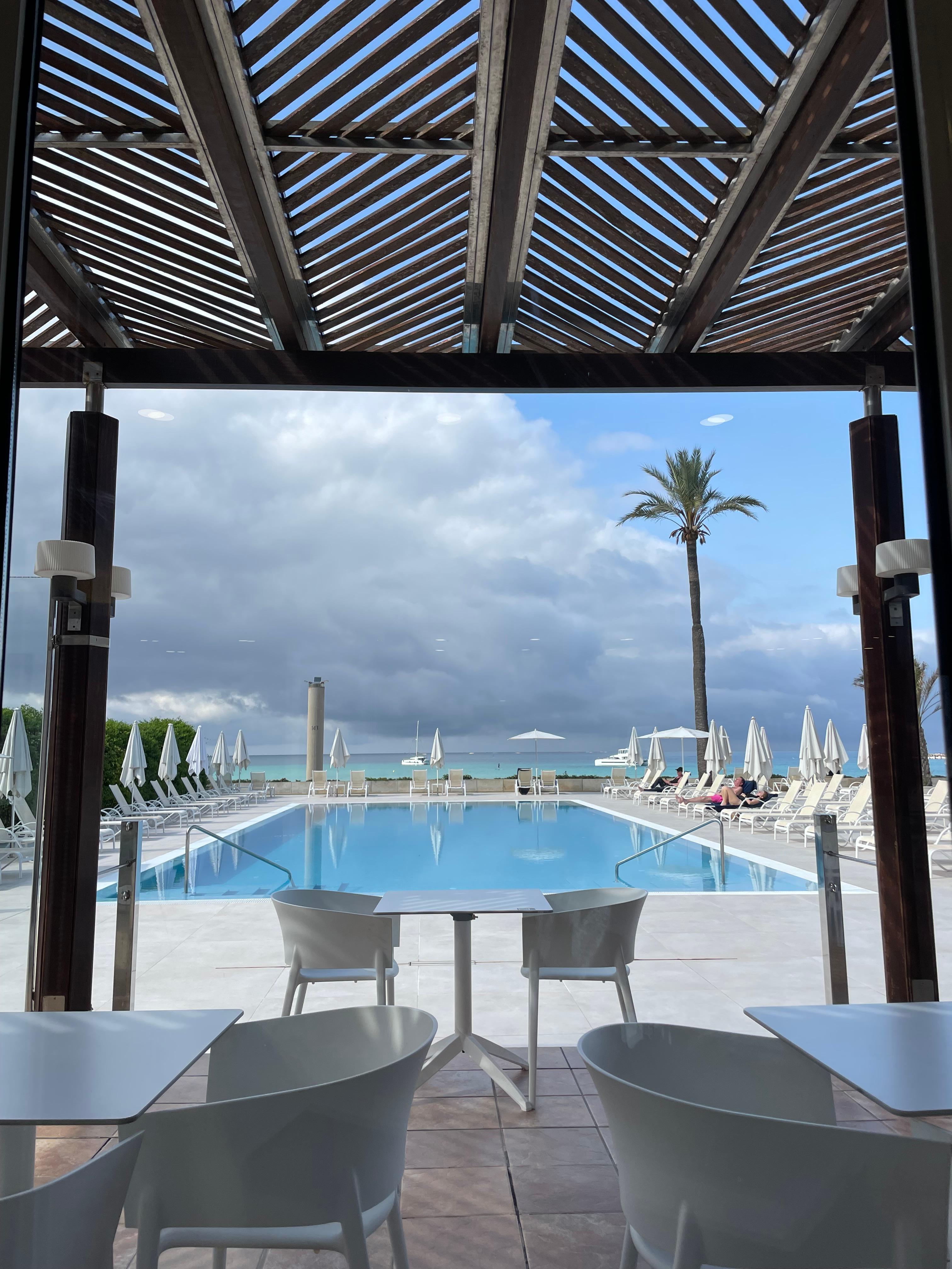 Blick vom Frühstück auf den Pool zur Meerseite