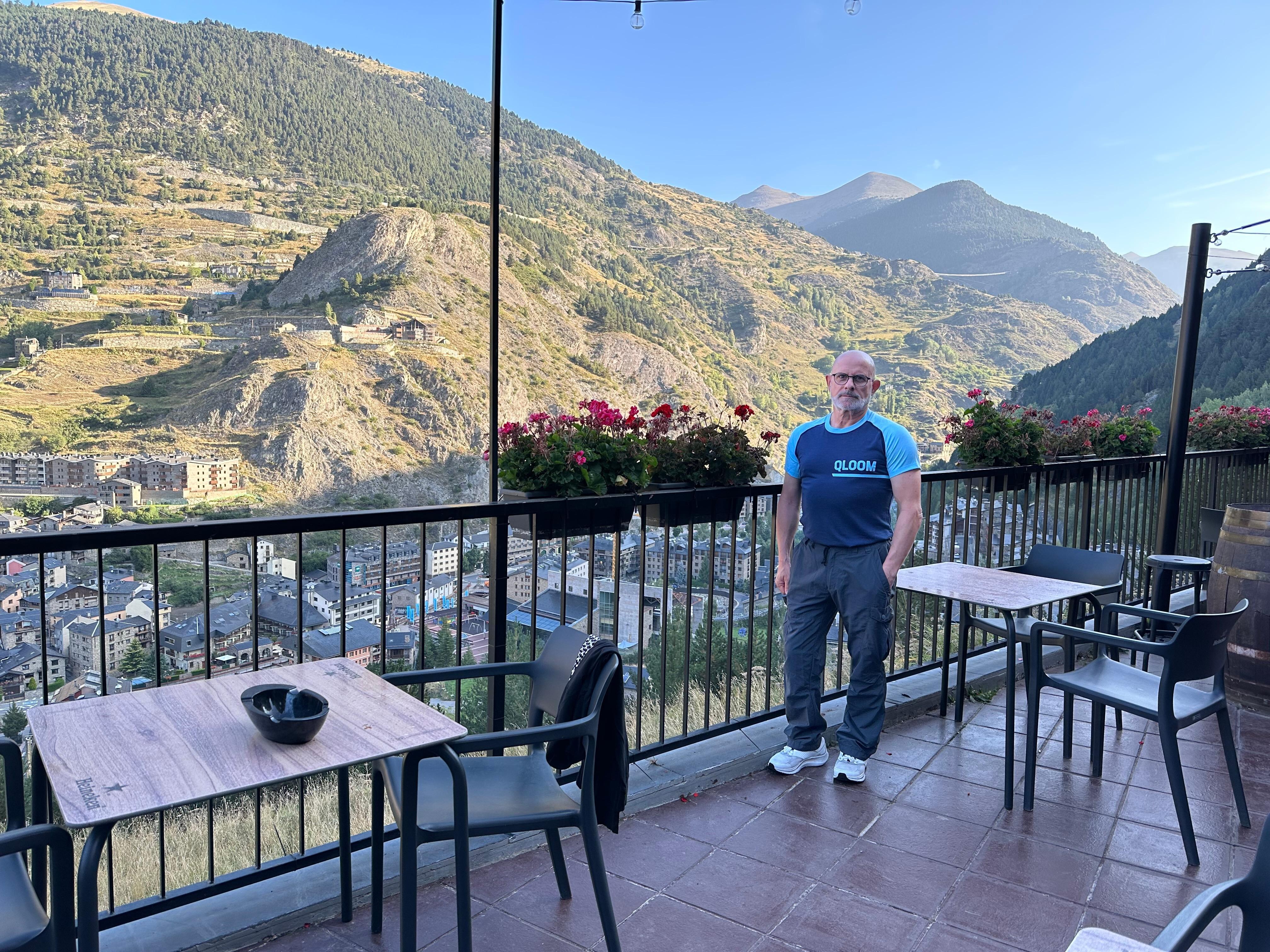 Vista desde la terraza del bar
Al fondo se puede ver el puente tibetano