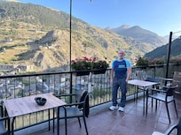Vista desde la terraza del bar
Al fondo se puede ver el puente tibetano