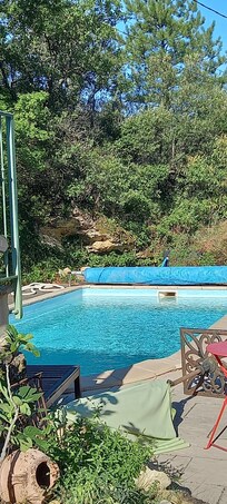 Petite baignade dans cette magnifique piscine avec superbe vue