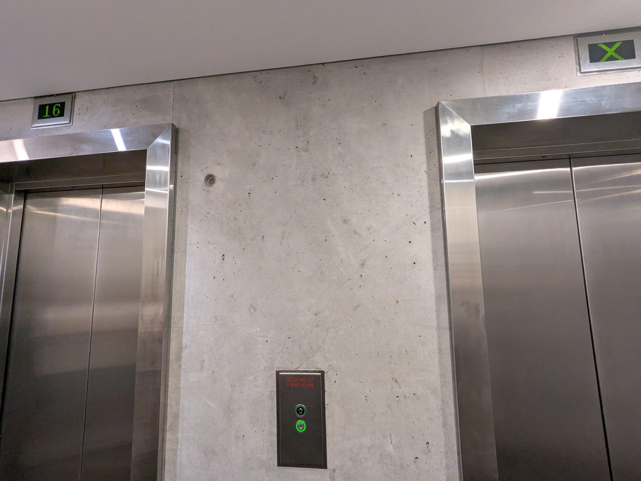 1 out of 2 lifts were out. Impossible to get the other lift due to overuse. 