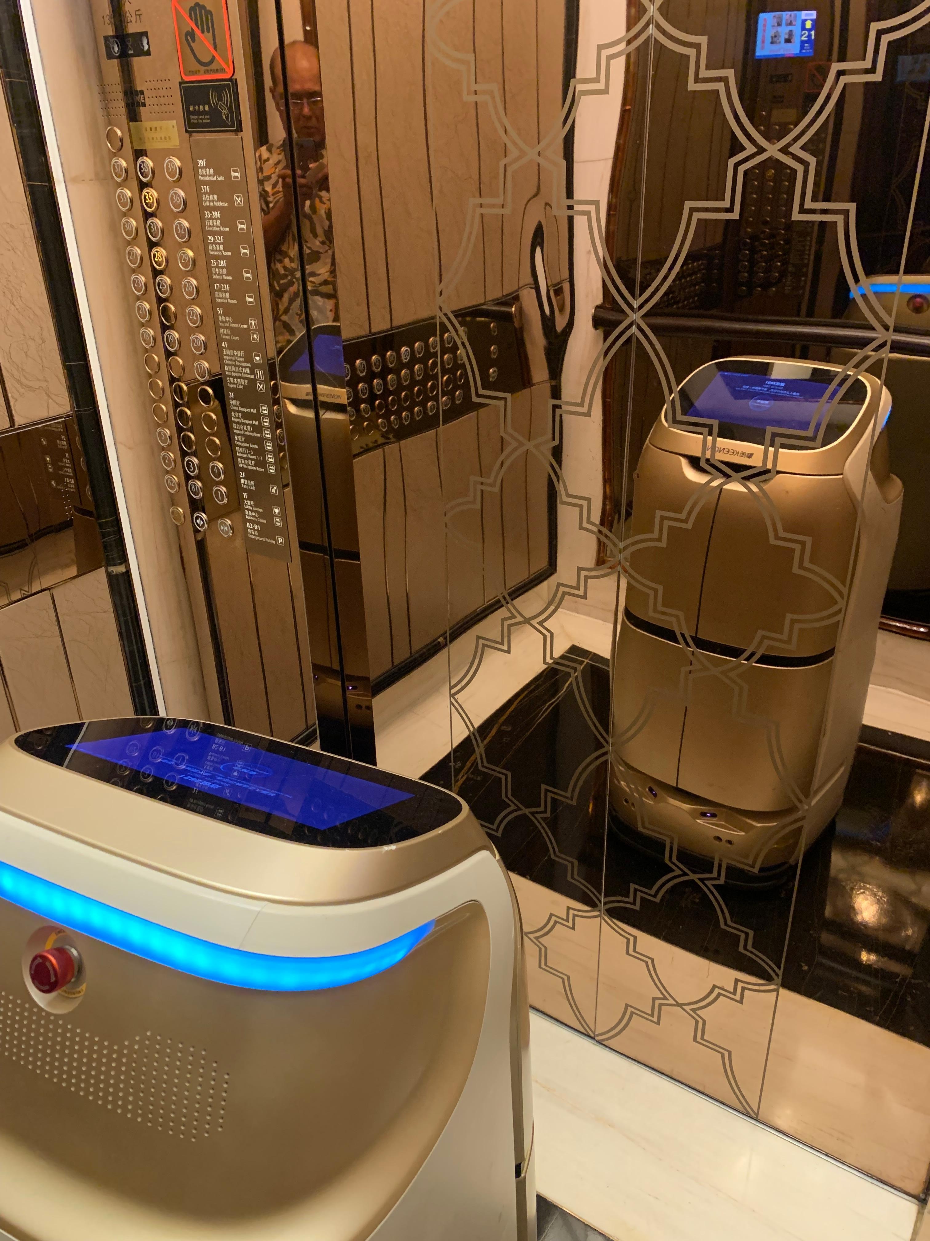 部屋迄、宅配を配達ロボット