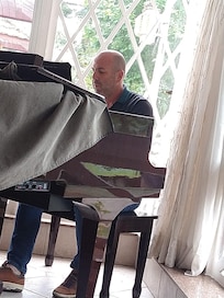 Tocando no piano na hora do café da manhã! Piano afinadissimo!!!