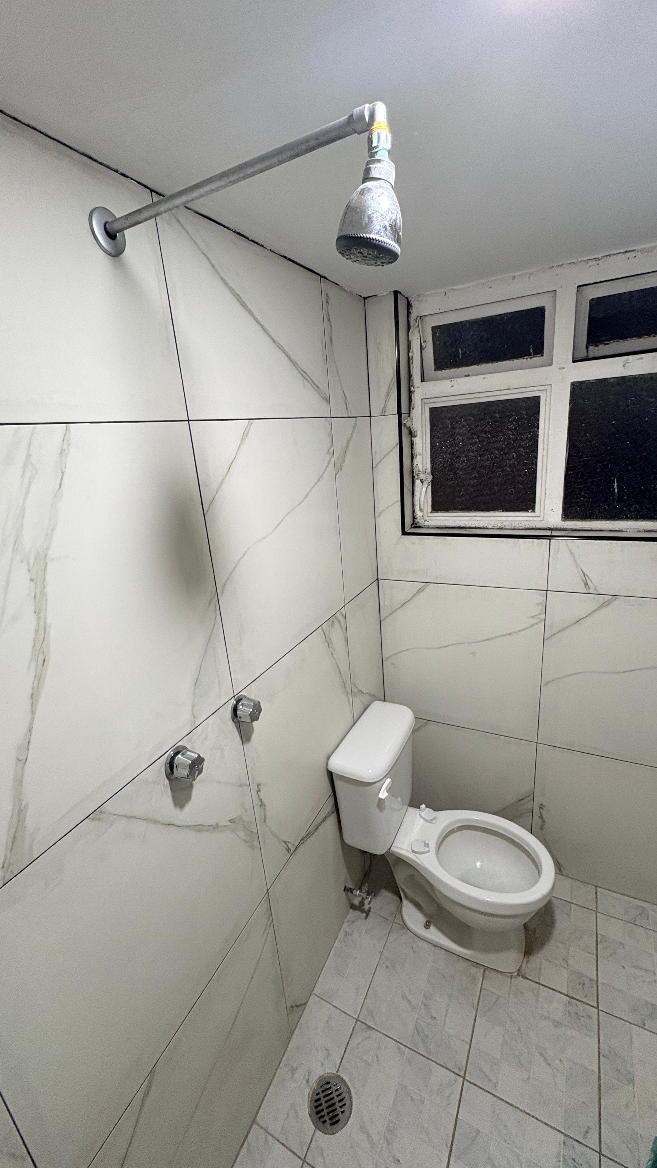 Sin cortina ni donde colgar nada