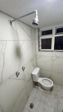 Sin cortina ni donde colgar nada