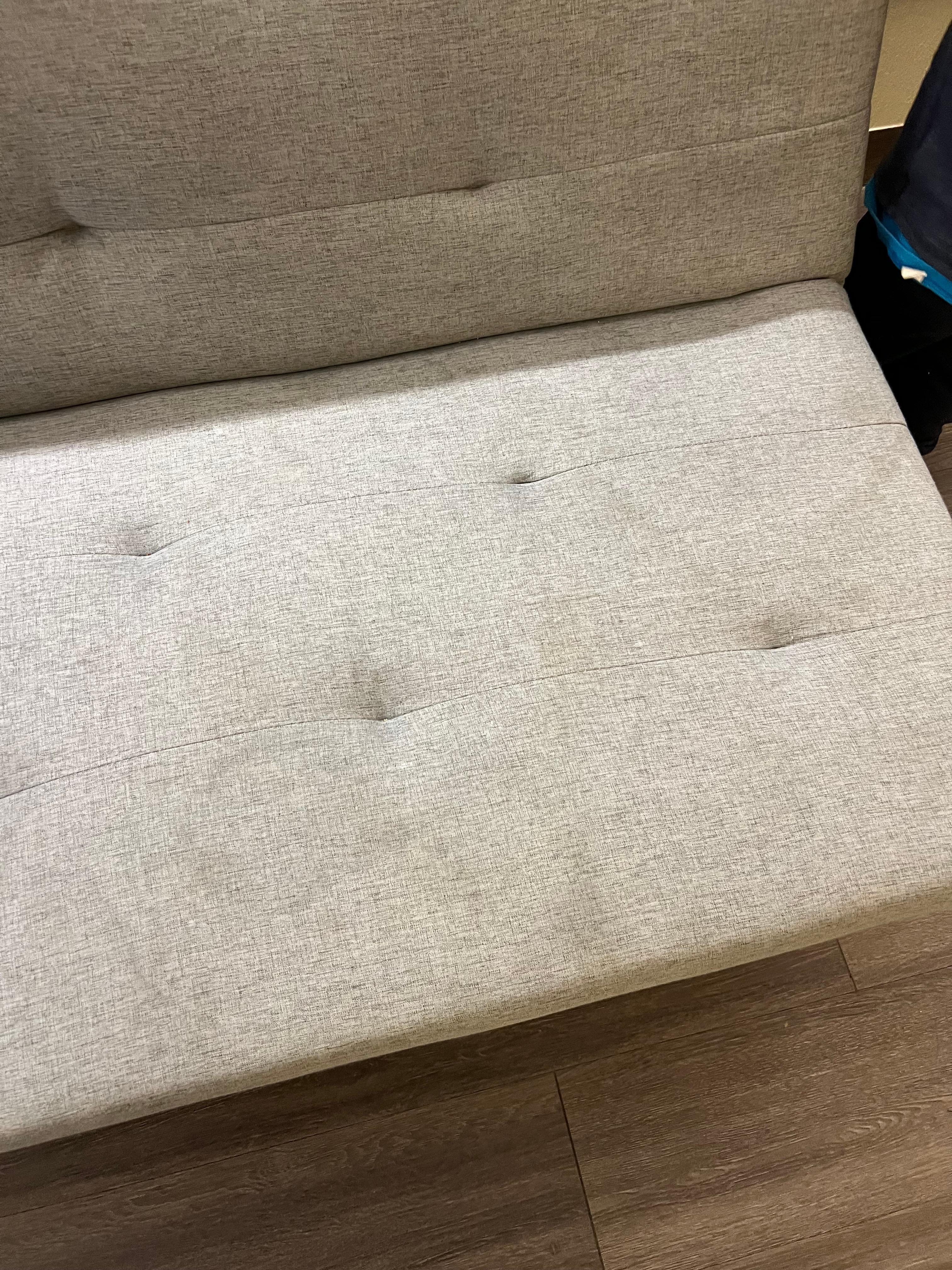 Un solo detalle, el sofá estaba manchado, en un café amarillento, no daba confianza sentarse en el, por lo demás todo bien. 