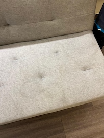 Un solo detalle, el sofá estaba manchado, en un café amarillento, no daba confianza sentarse en el, por lo demás todo bien.