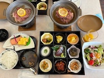 朝食のレモンステーキが美味しかった!サラダ、デザートはビュッフェでした