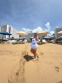 Playa llena de sillas y toldos alquilados