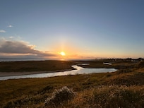 Nahe Dünen im Sonnenuntergang