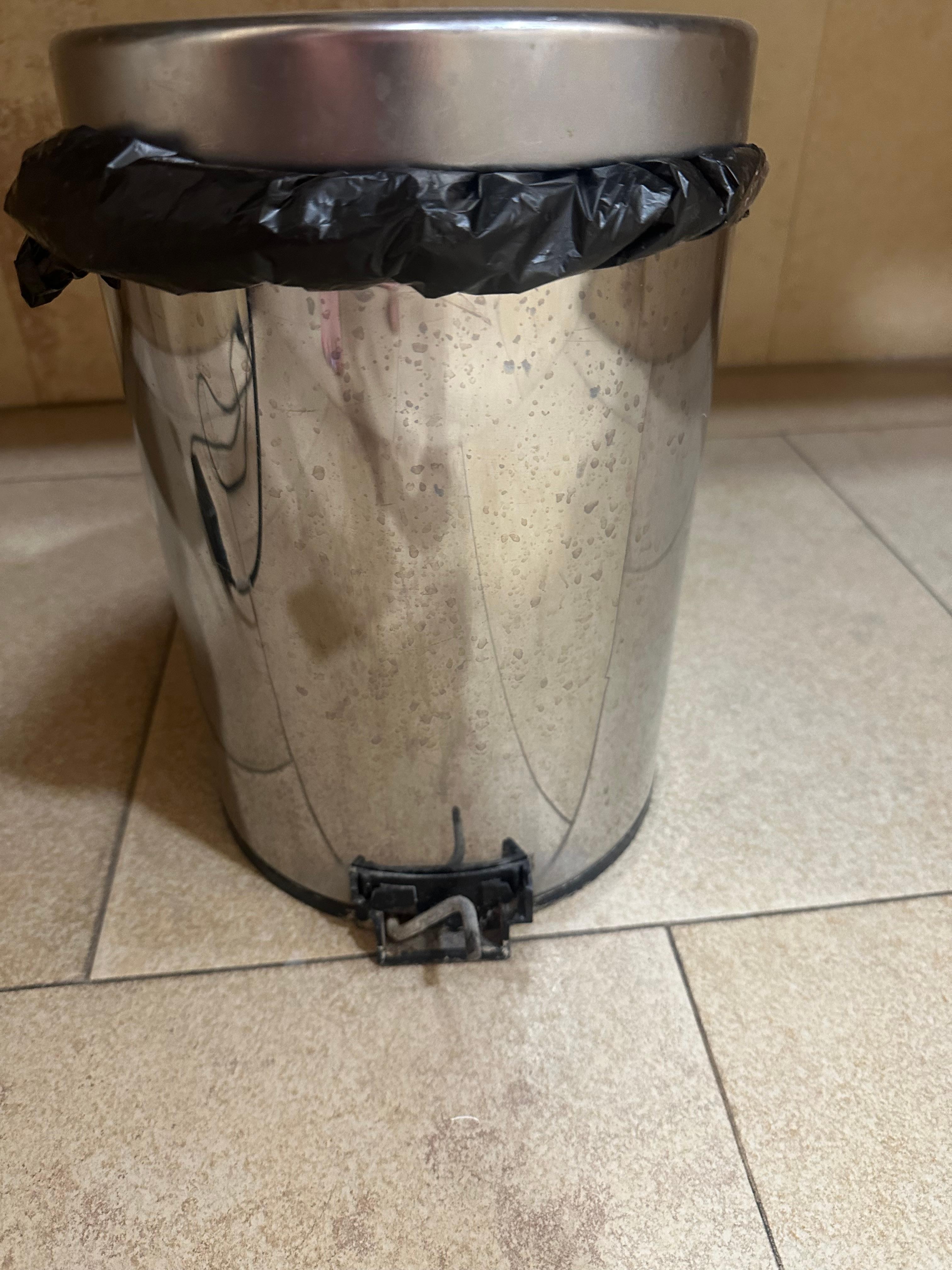 Rikkinäinen roskis rikkoi varpaan.