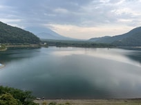 屋上テラスから。
この日はカヌーの練習(大会?)が行われていました。波のない早朝は水面に綺麗に富士山が写っていました。