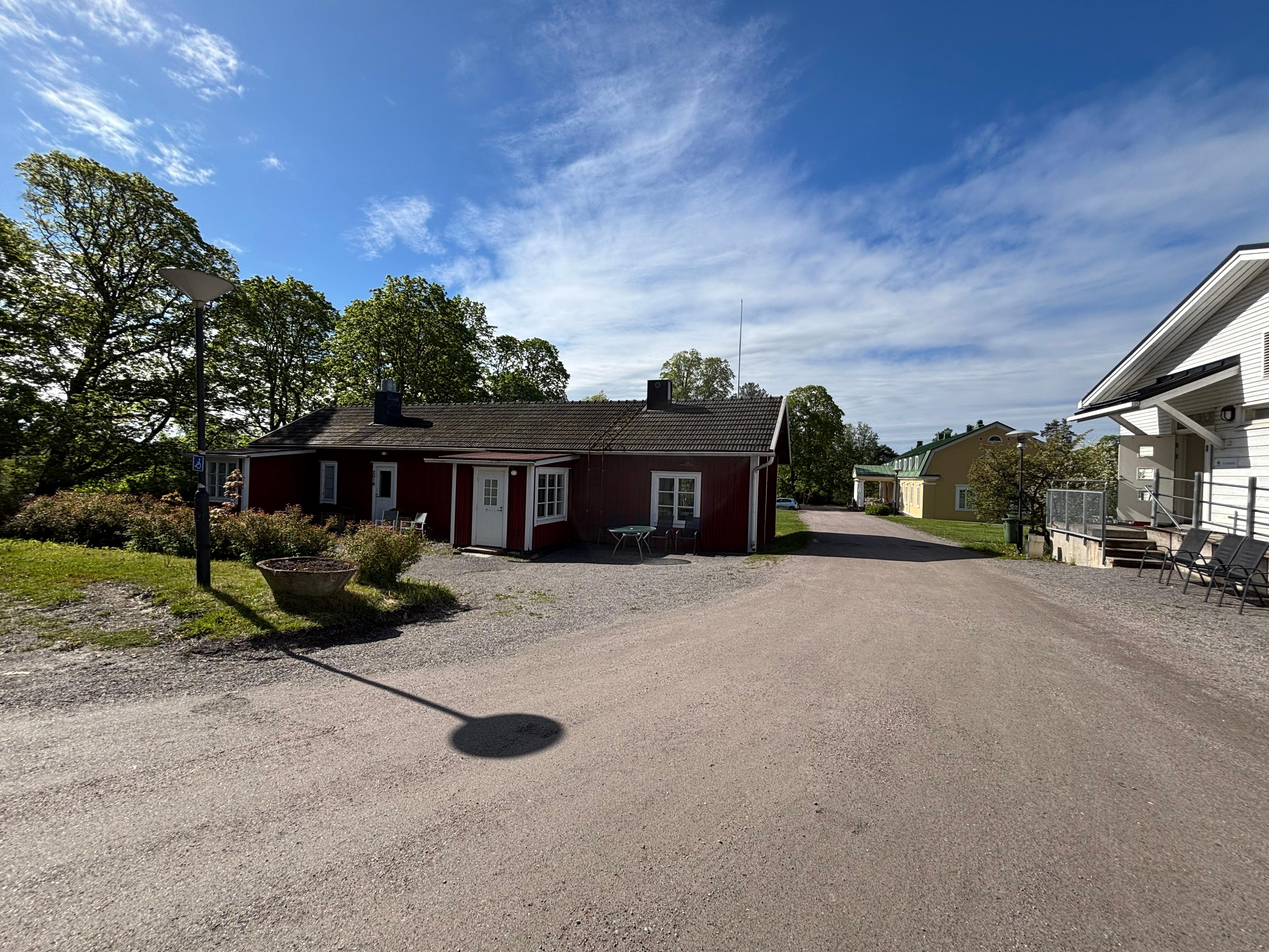 Punainen talo jossa sviitti sijaitsee