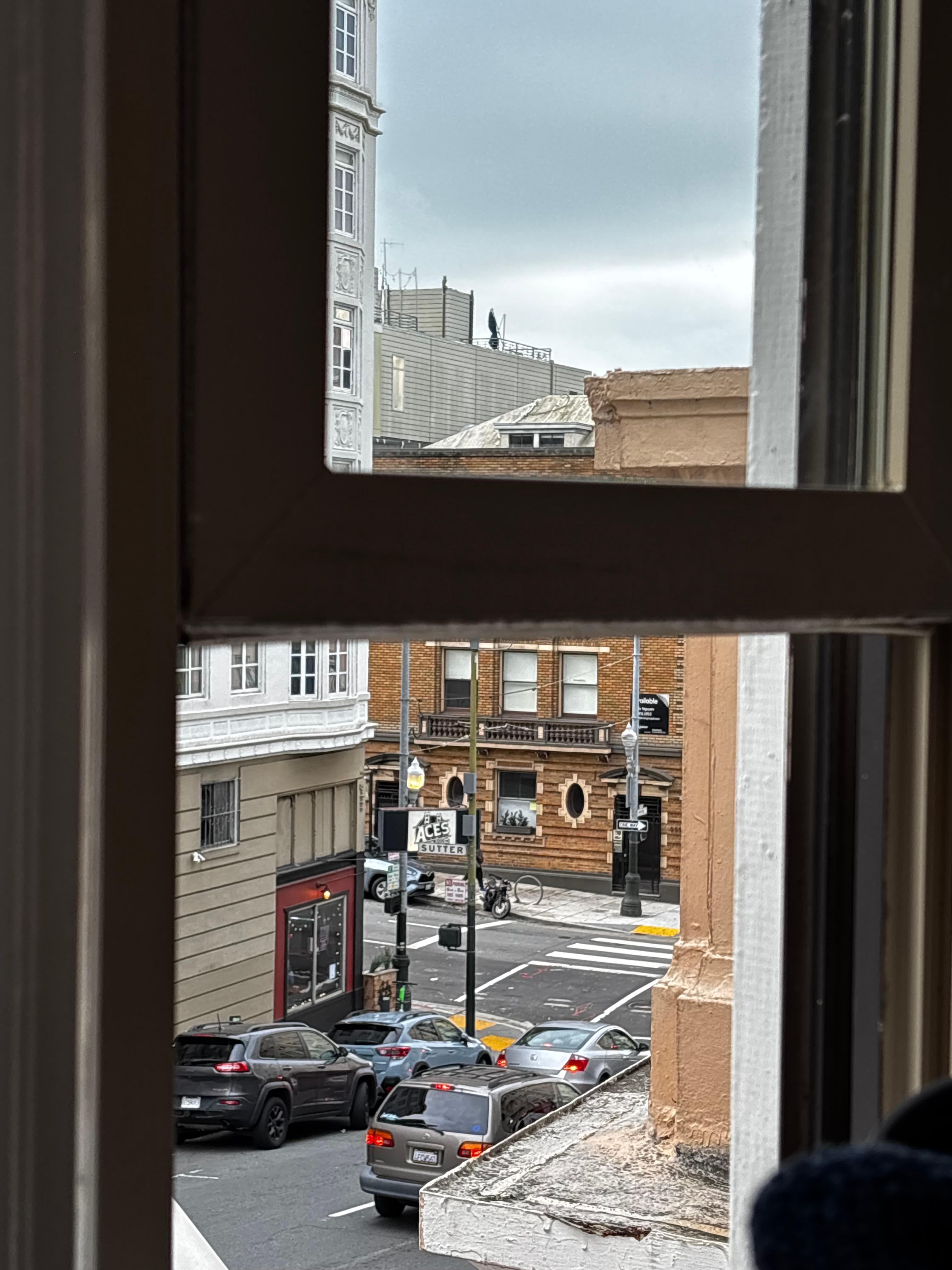 Near bars, stores and restaurants. Walking distance.