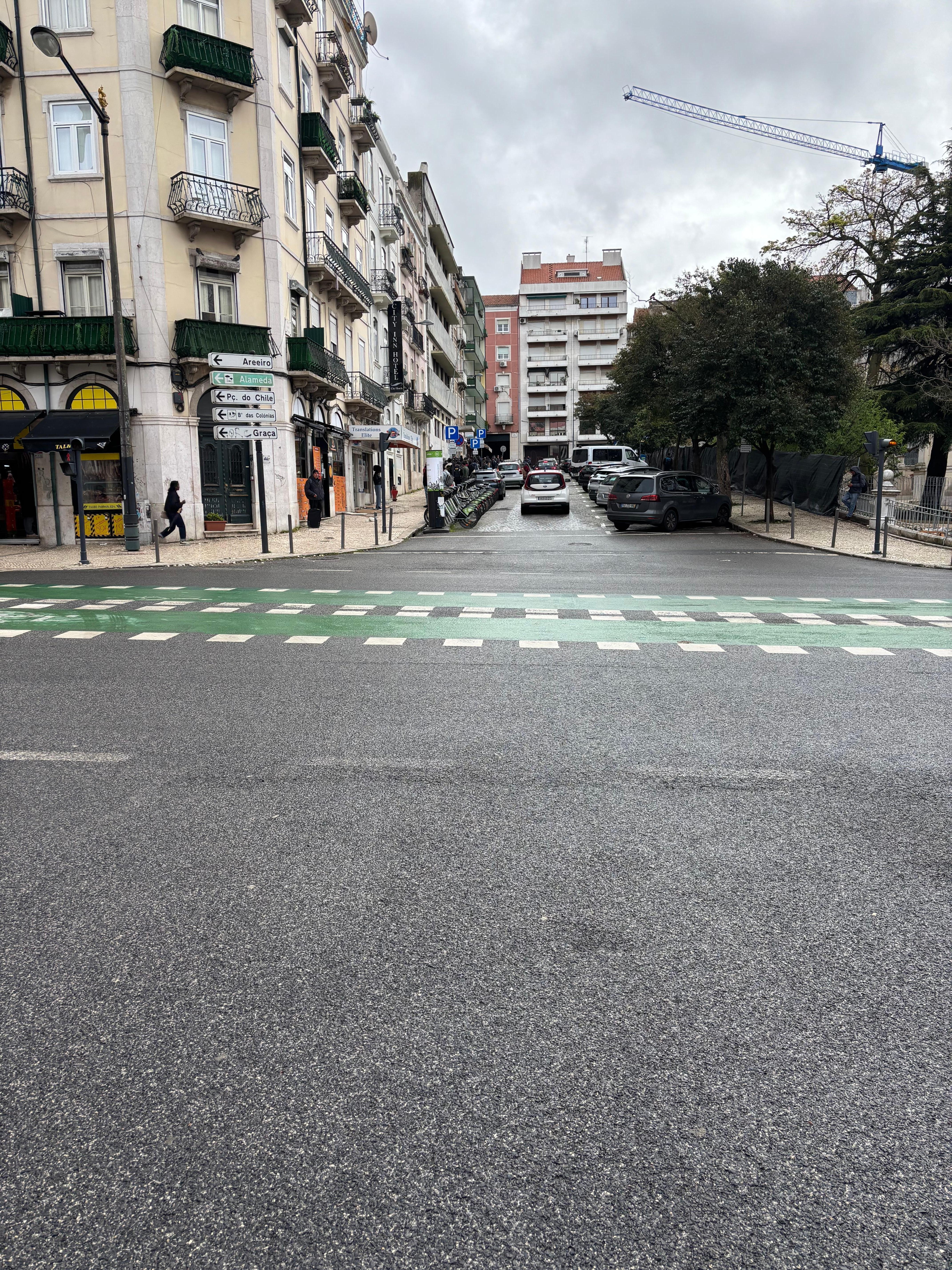 Esquina do hotel com sistema de acolhimento as pessoas necessitadas com intenso movimento 