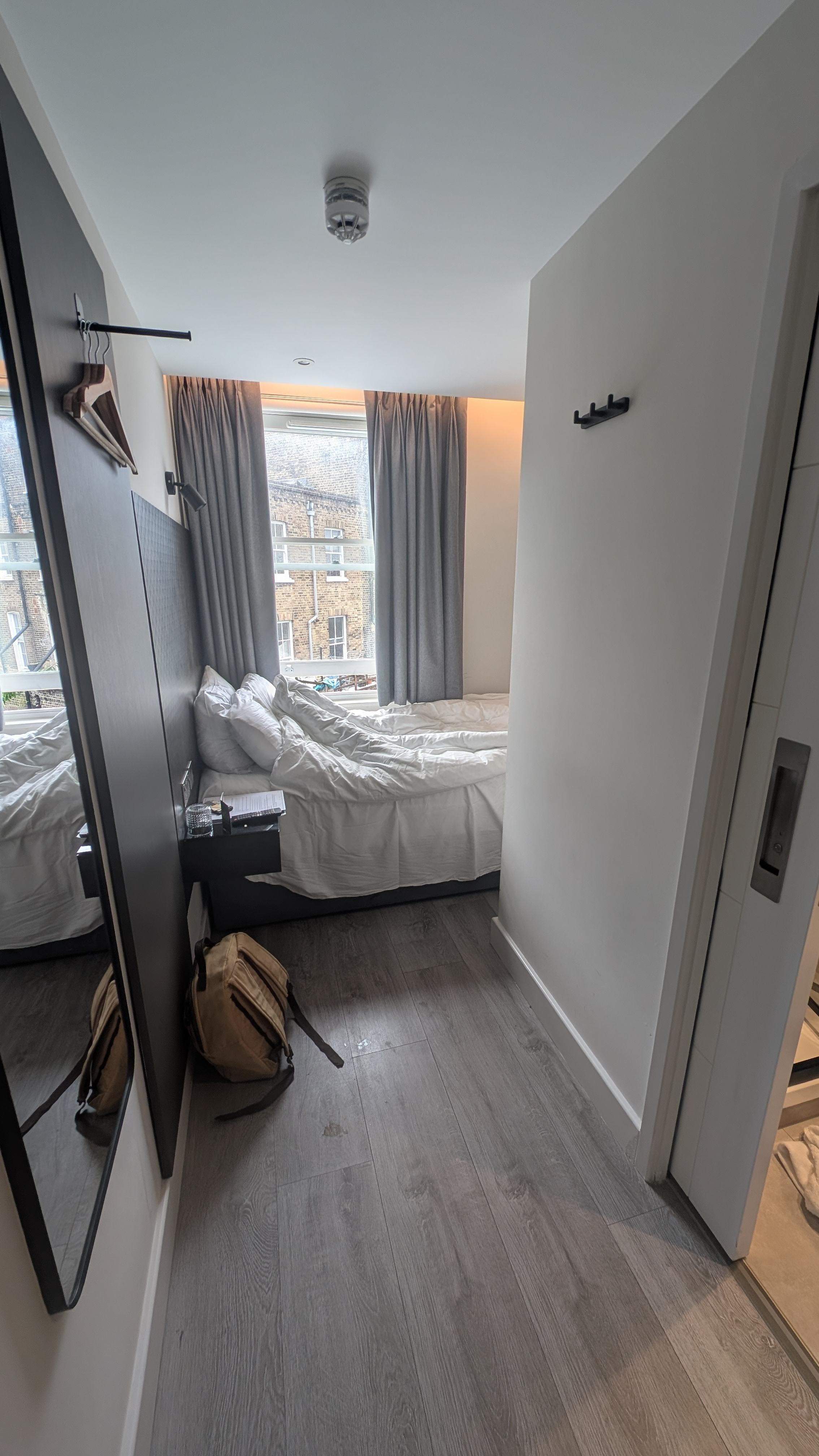 One bed room with window 