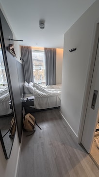 One bed room with window