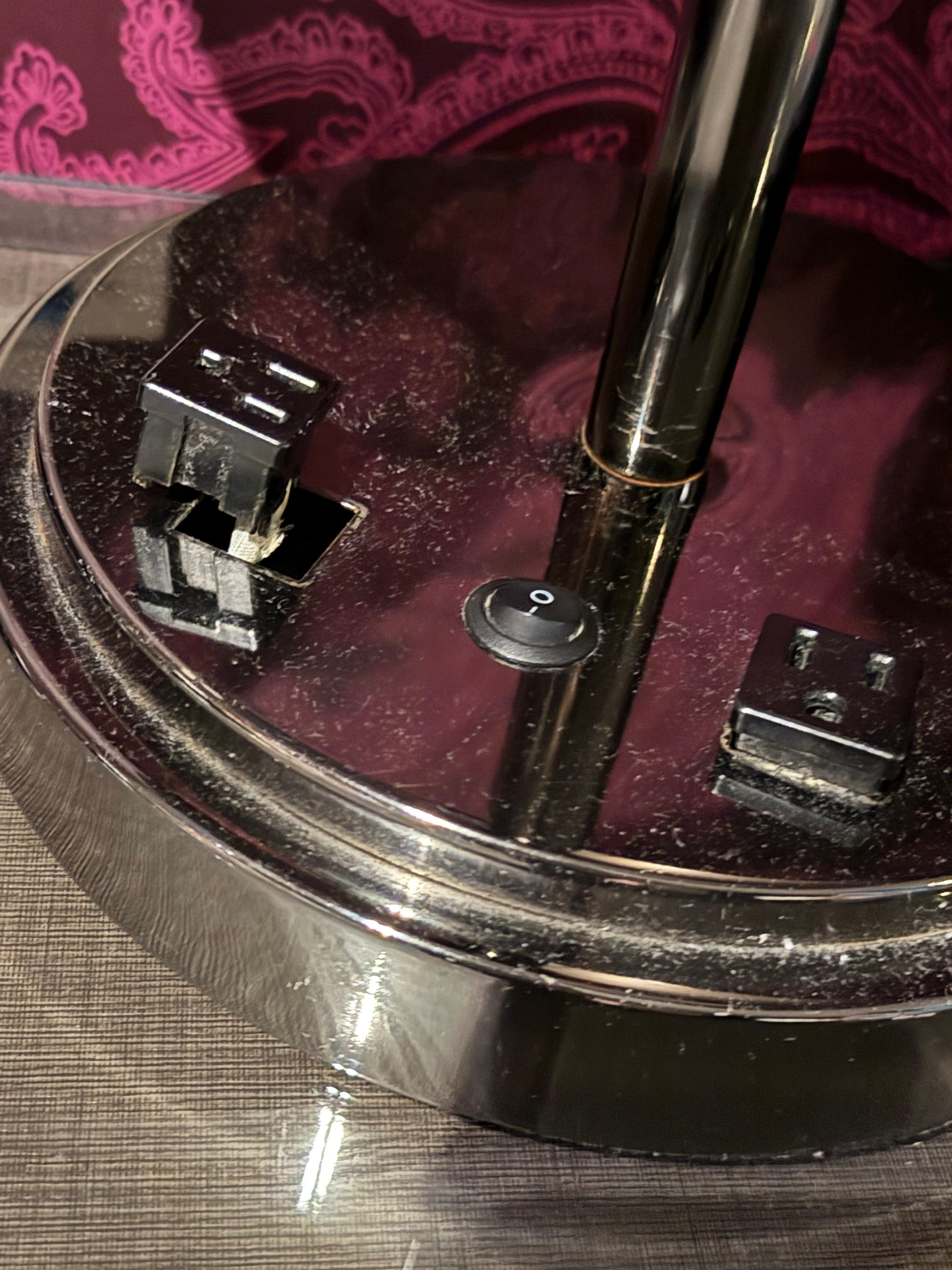 Loose plugs on the lamps