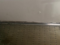 Alfombra sucia y puerta oxidada