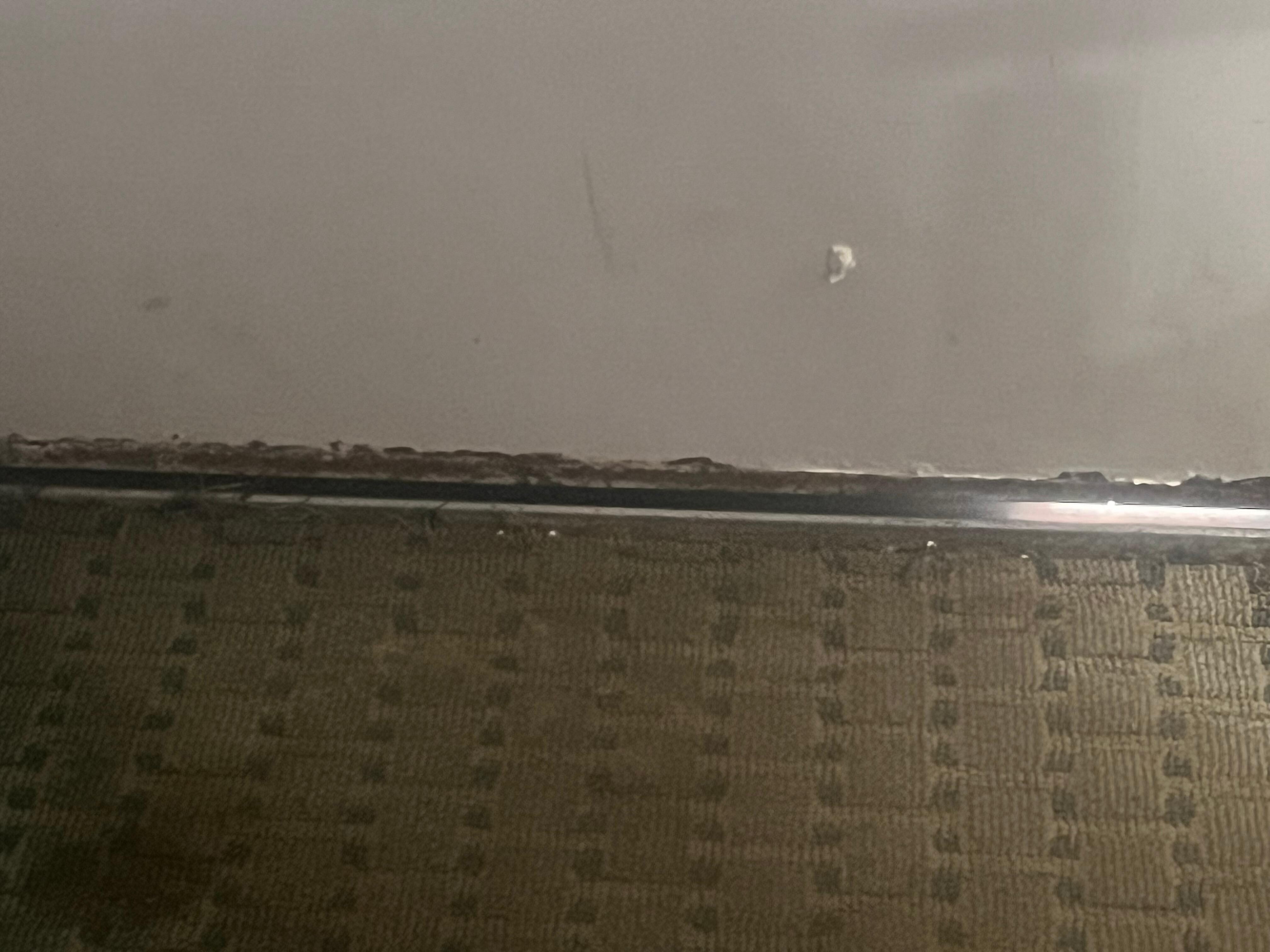 Alfombra sucia y puerta oxidada