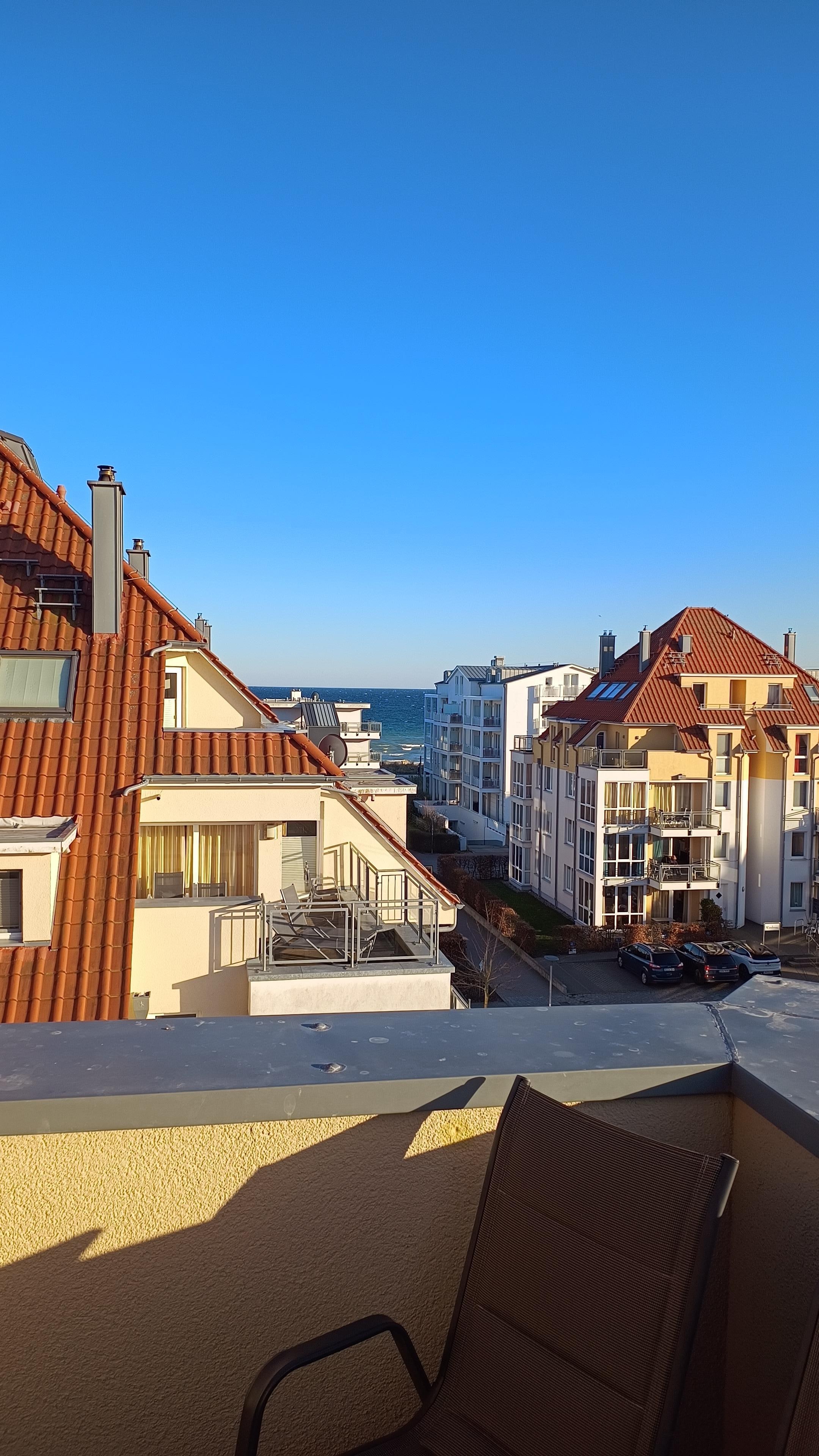 Blick vom Balkon auf das Meer 