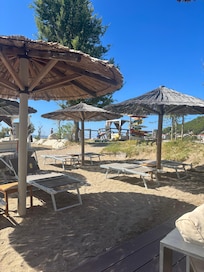 På stranden 2min från hotellet.