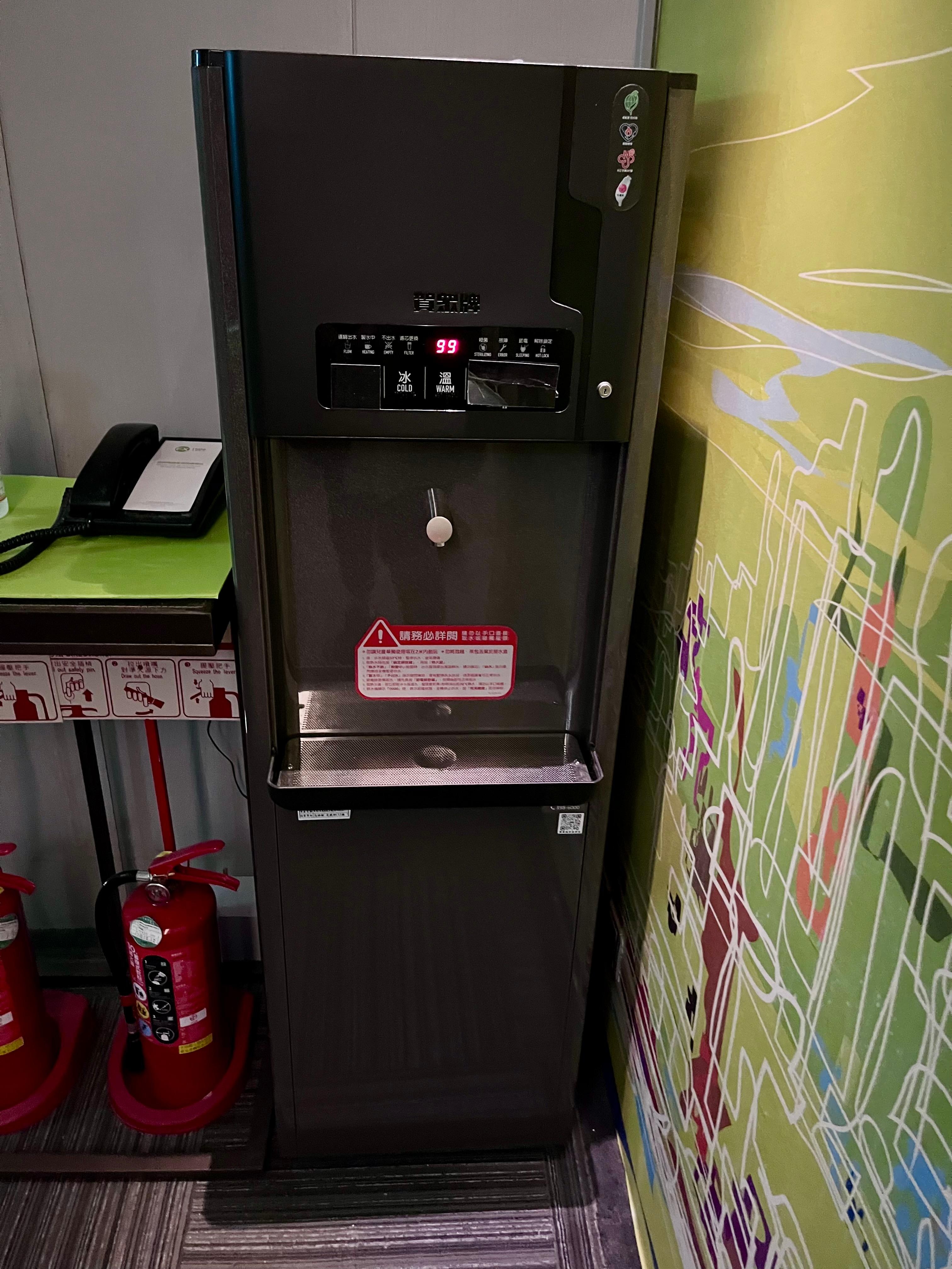 エレベーター前の冷水、湯が出るウォーターサーバー