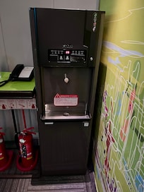 エレベーター前の冷水、湯が出るウォーターサーバー