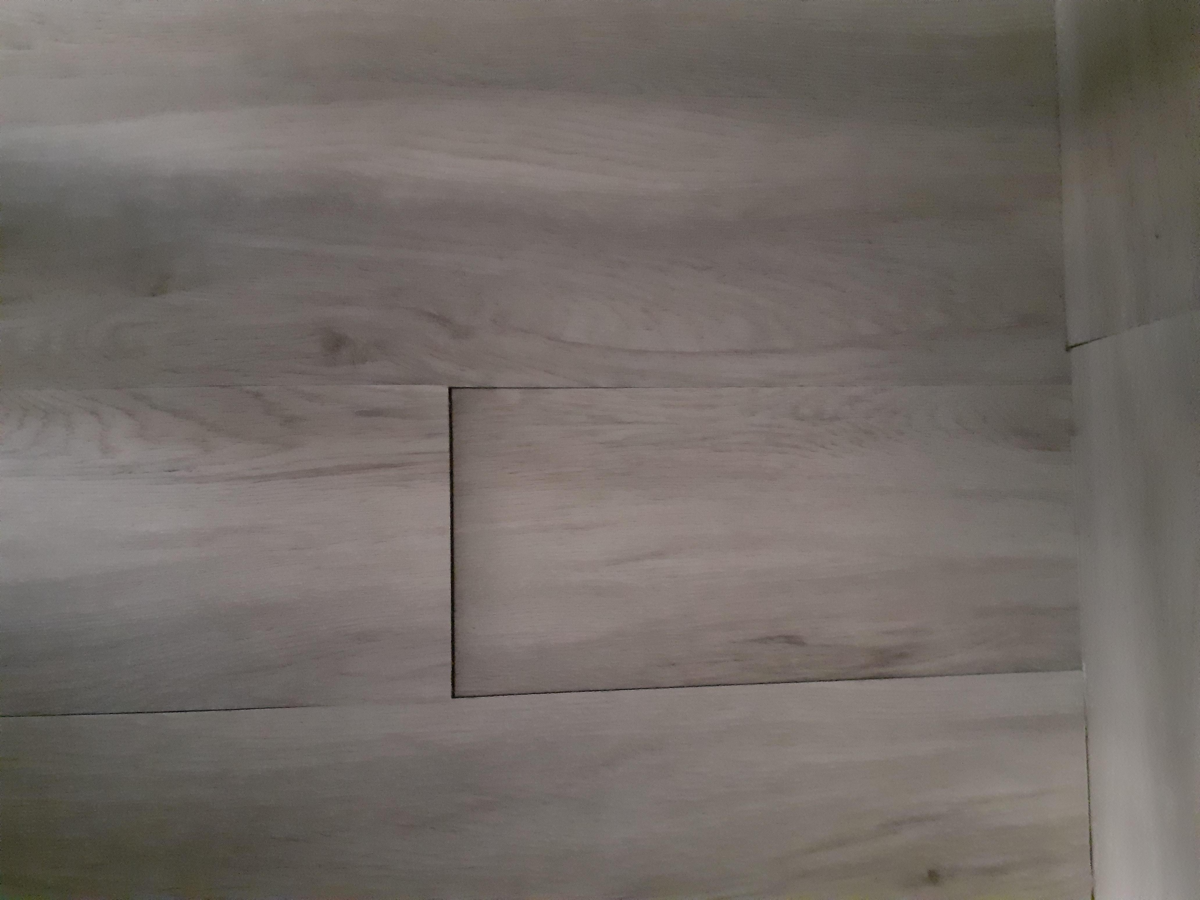 Revêtement de sol, à la limite dangereux, car risque de chute si on ne voit pas la partie soulevée.