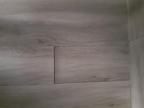 Revêtement de sol, à la limite dangereux, car risque de chute si on ne voit pas la partie soulevée.