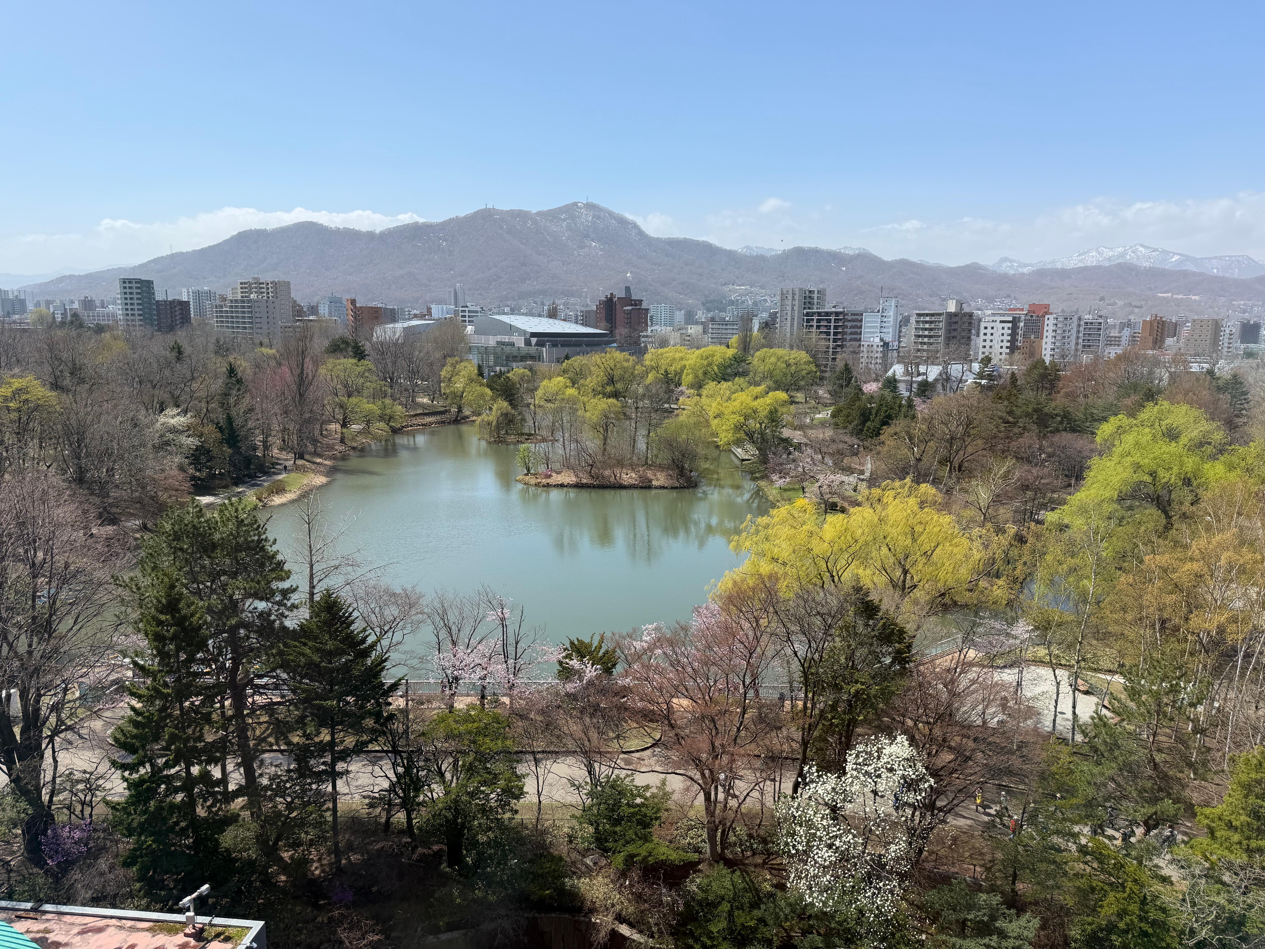 ホテル9階の客室からの撮影です。