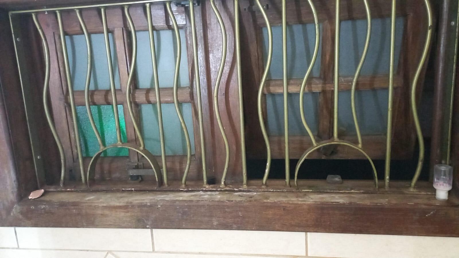 Sabonete grudado no parapeito da janela