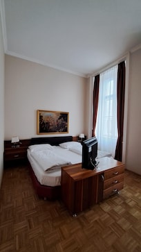 このベッドルームの他に広い応接間に隣接したベッドルームがありました