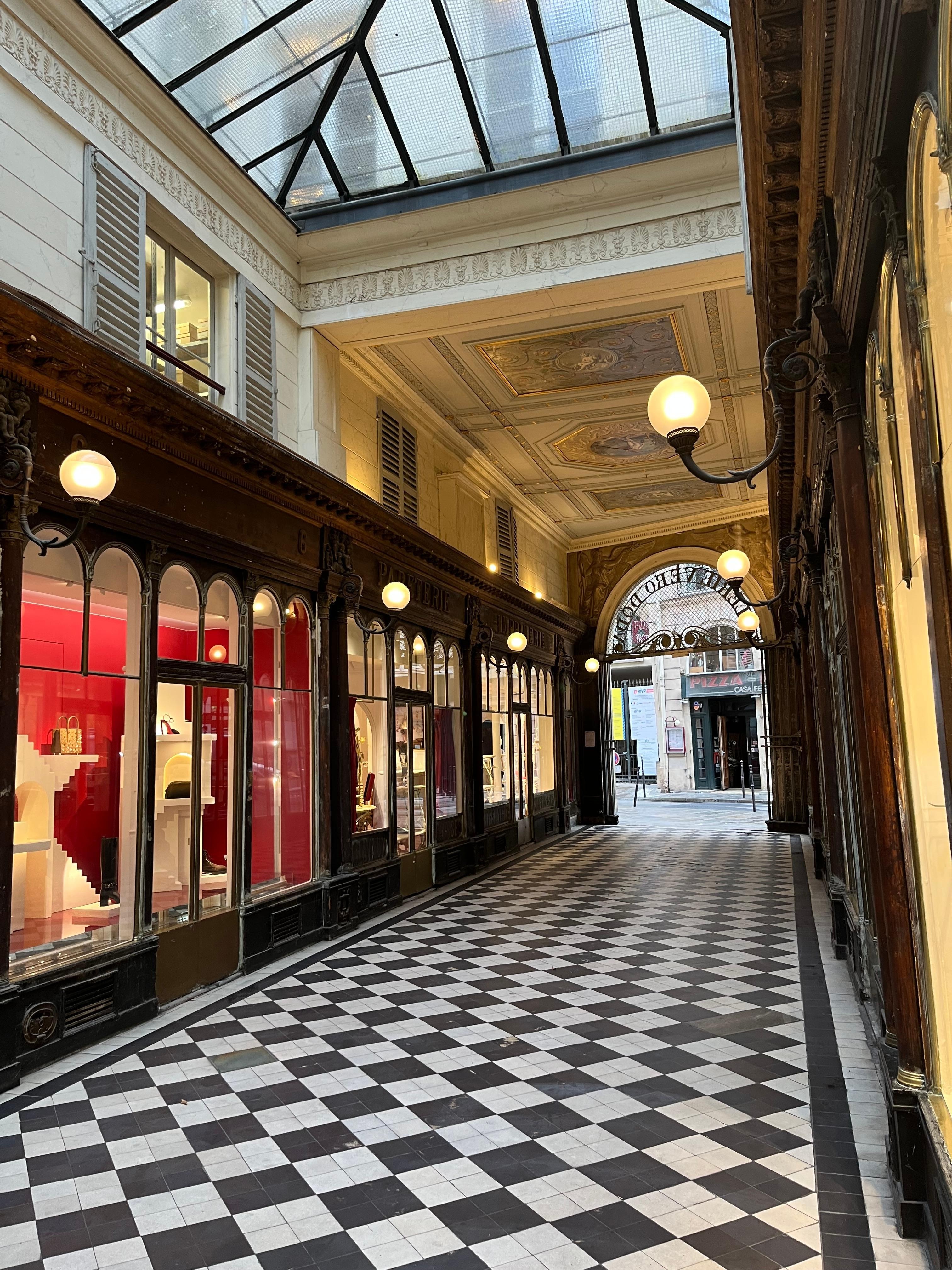 Galerie Vero-Dodat nebenan