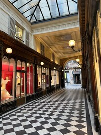 Galerie Vero-Dodat nebenan