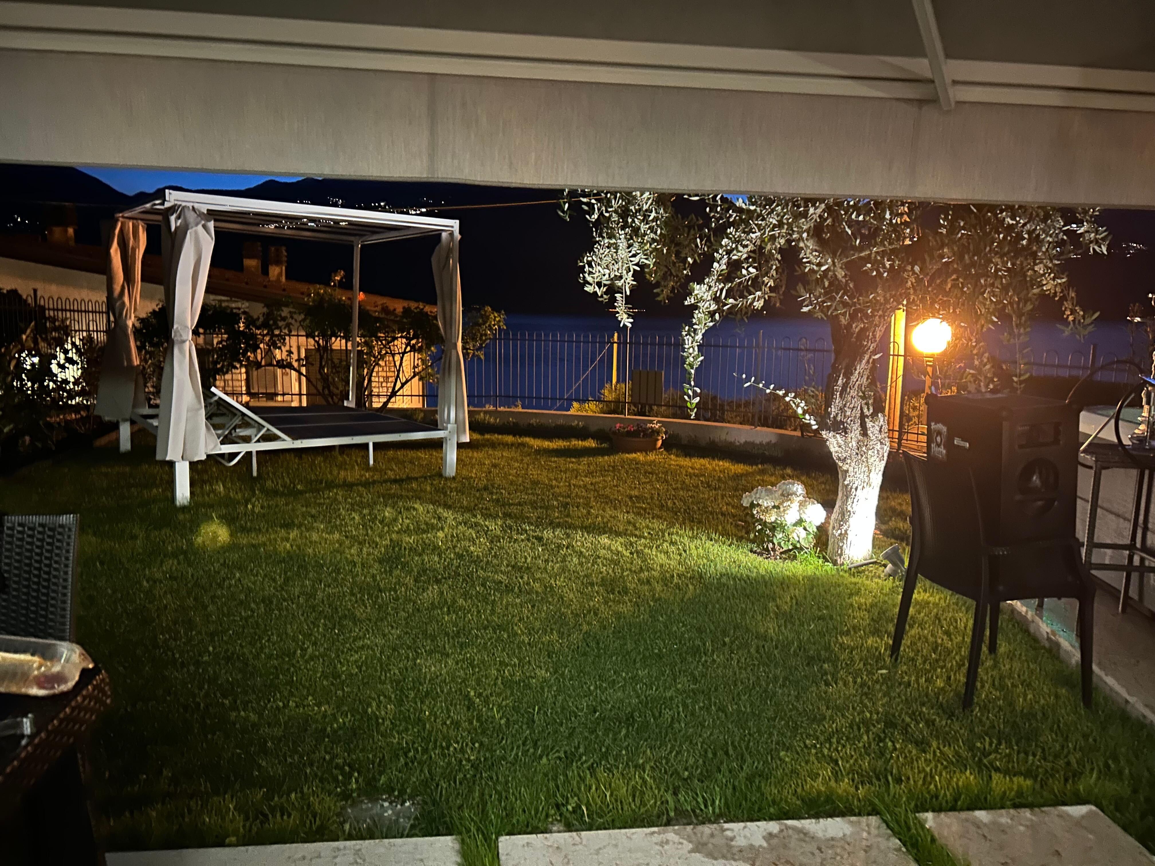 Der Garten mit Aussicht auf den See
