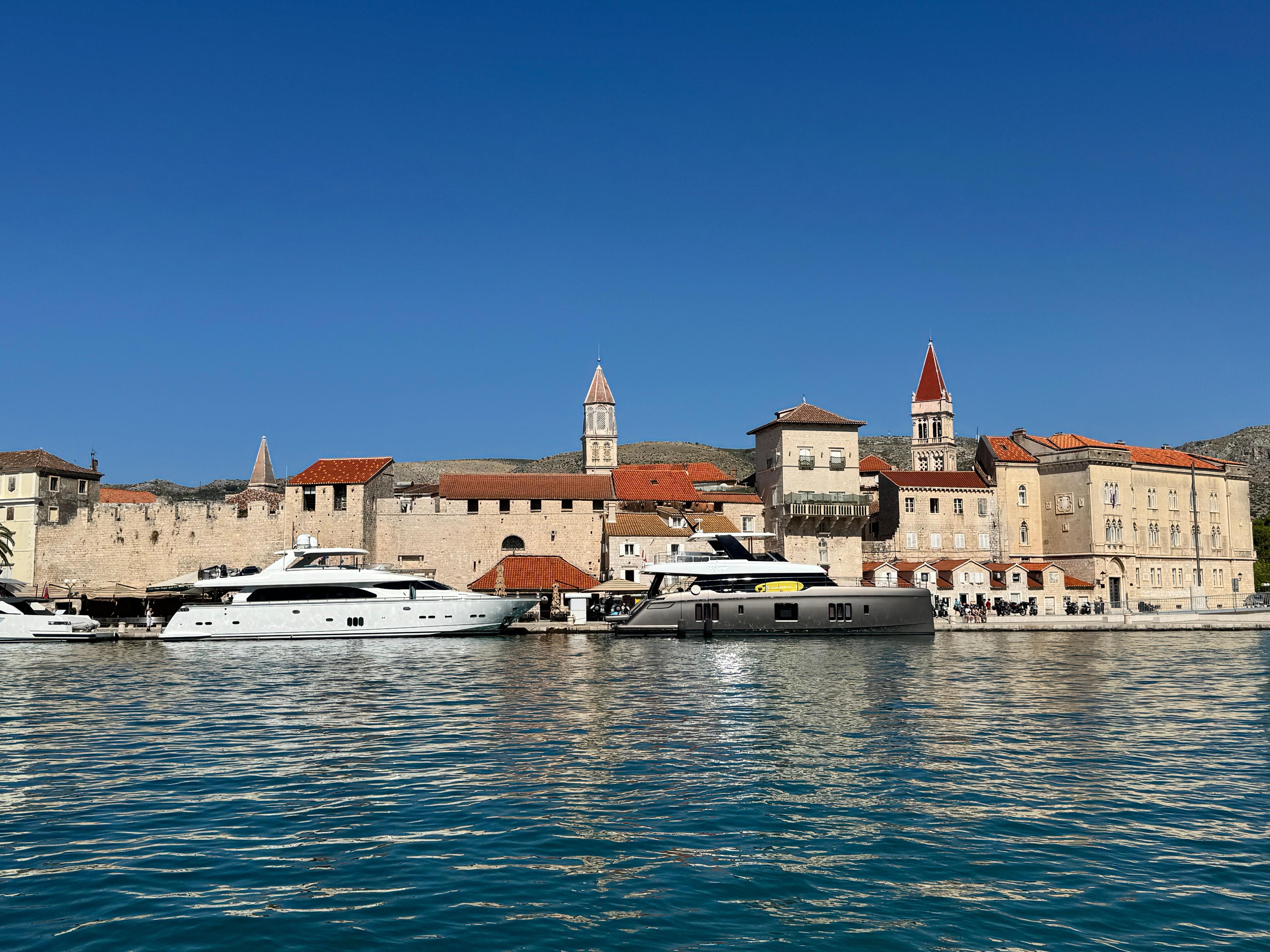 La vieille ville de Trogir vue de l’île de Čiovo