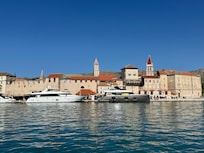La vieille ville de Trogir vue de l’île de Čiovo