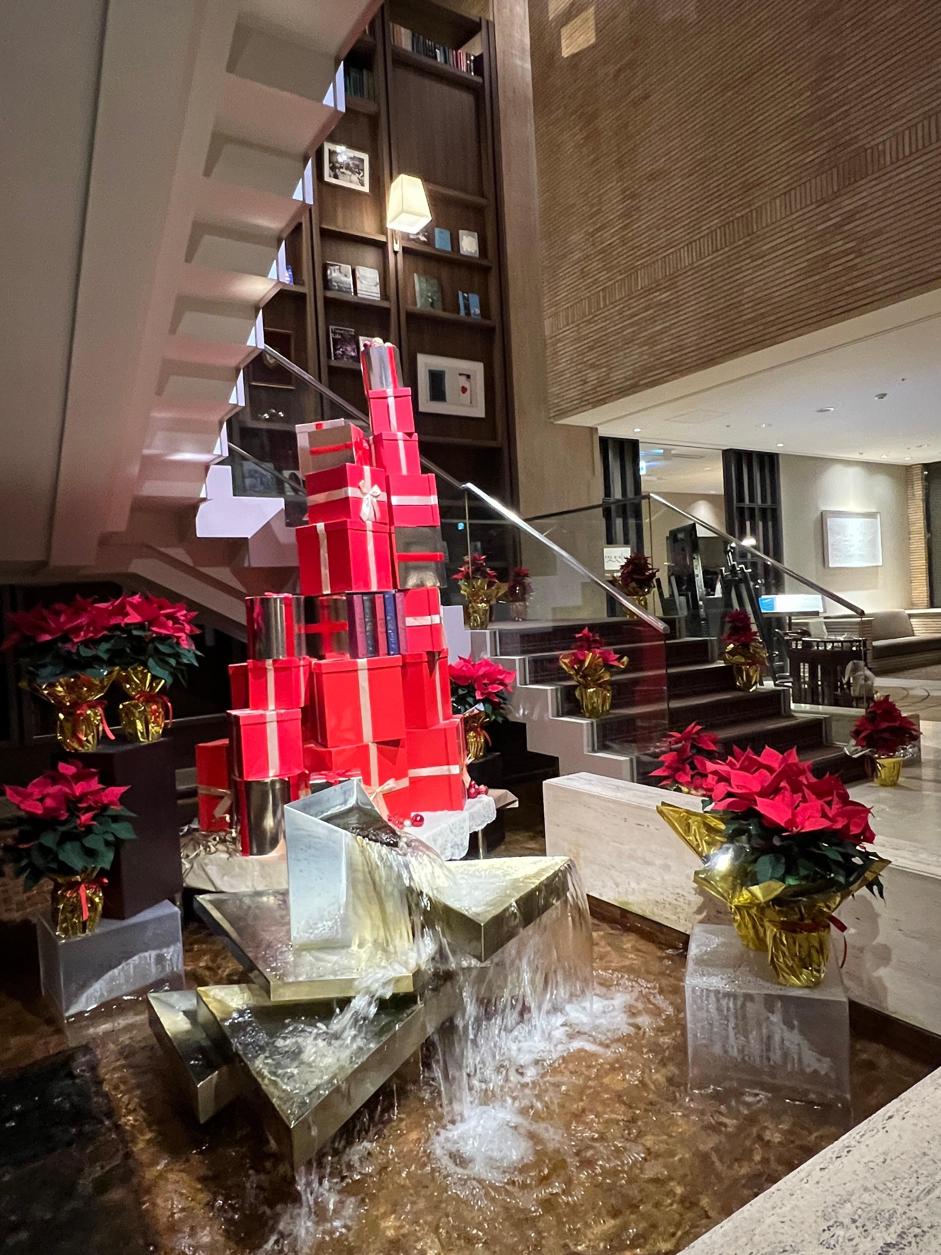 酒店大堂，很有聖誕氣氛。