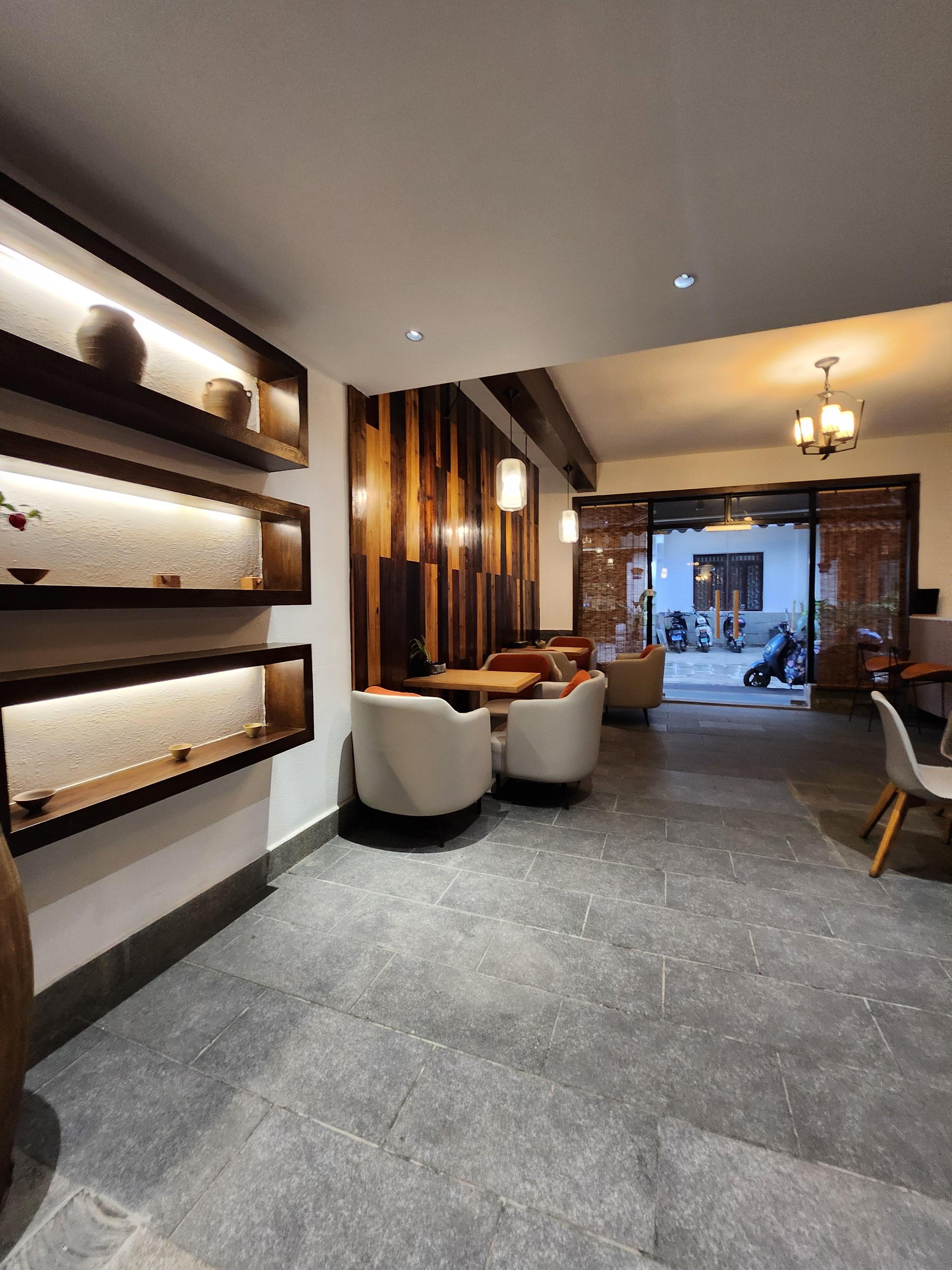 Bkfst at opposite coxy modern shop. 